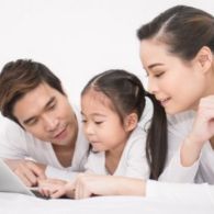 Bagaimana Seharusnya Orangtua Menyikapi Penggunaan Smartphone? Yuk Simak di Sini!