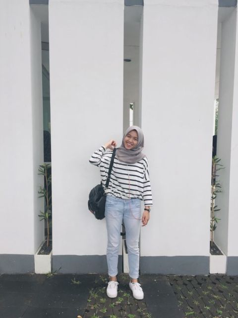 Paling Diminati Cewek Kekinian, Simak 8 Padu Padan Celana Jeans yang Nyentrik Berikut Ini!