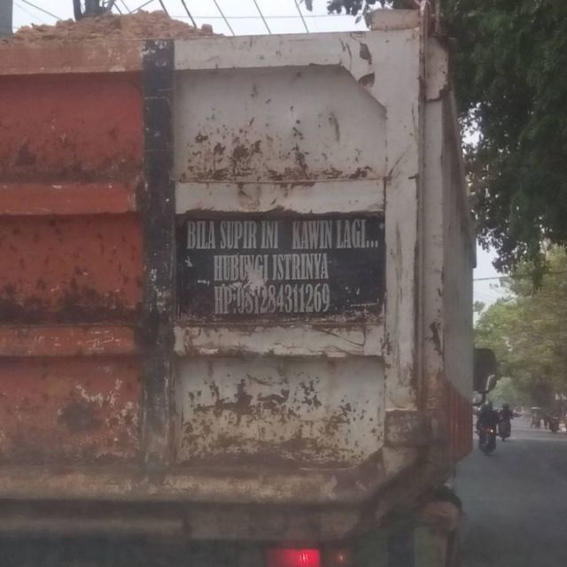 11 Stiker Kocak Truk ini Wakili Keresahan Istri. Sengaja Ditempel, biar Suami Nggak Macam-Macam!