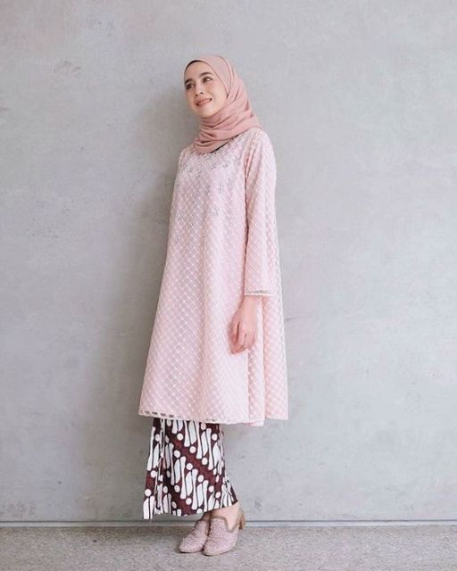 Khusus Buat Pecinta Gaya Feminin, Ini Pesona Kebaya Merah Muda yang Desainnya Elegan!