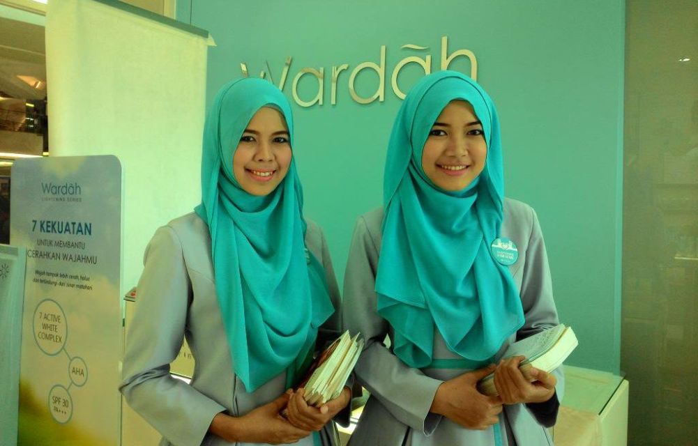 Ciri Khas 10 SPG Kosmetik di Indonesia. Kamu Paling Hafal yang Mana Nih?