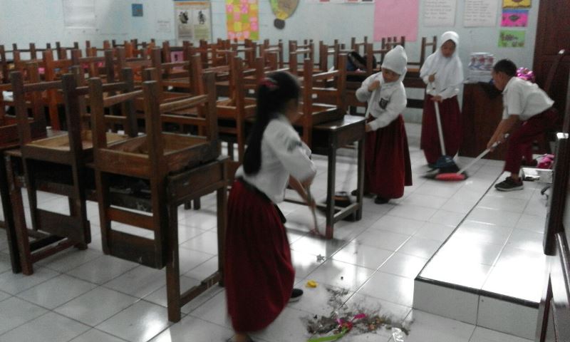 Tingkat Kerajinan Anak SD Ketika Dapat Jatah Piket. Kamu Dulu Termasuk yang Mana nih? 12 Tingkat Kerajinan Anak SD Ketika Dapat Jatah Piket. Kamu Dulu Termasuk yang Mana nih?