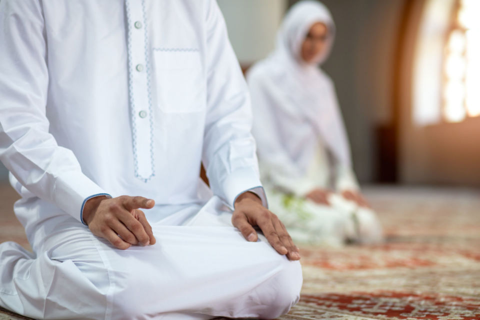 6 Pedoman Sholat Berjamaah di Rumah Sesuai Sunah, Termasuk Pengaturan Safnya yang Benar