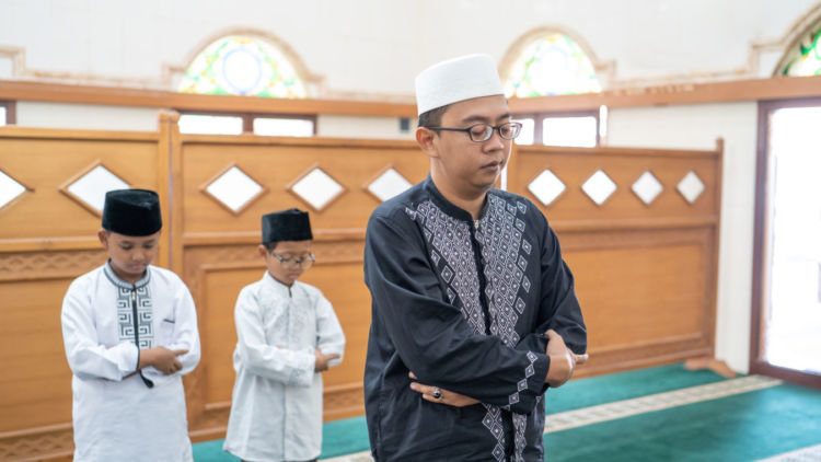 6 Pedoman Sholat Berjamaah di Rumah Sesuai Sunah, Termasuk Pengaturan Safnya yang Benar