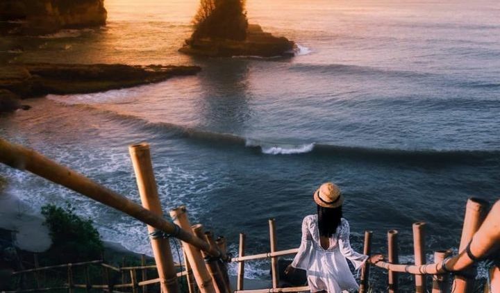 #DiIndonesiaAja-Mengintip Pesona Surga Tersembunyi di Pantai Karang Gantungan.