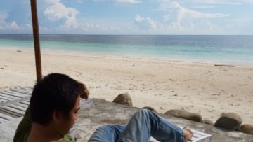 #DiIndonesiaAja-Silaunya Matahari di Pantai Mandala Ria Menembus Jiwa-Jiwa yang Sedang Bersantai.