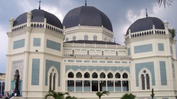#DiIndonesiaAja-Terletak di Tengah Kota, Masjid Ini menjadi Ikon Terkenal di Kota Medan. Tertarik Mengunjunginya?