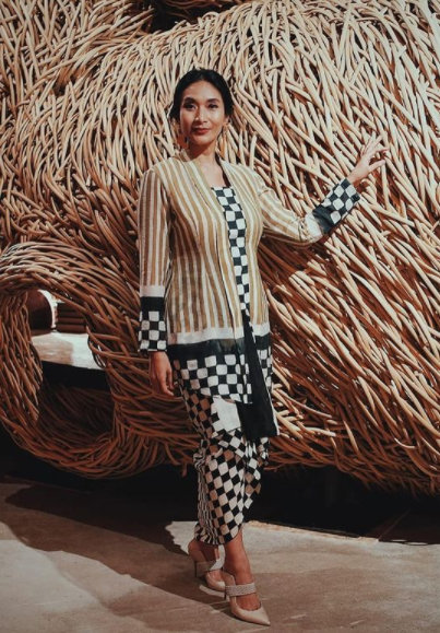 Kumpulan Foto Cantik Happy Salma Saat Pakai Kebaya; Bisa Jadi Referensi Nih!