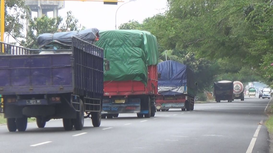 5 Alasan Sopir Truk Jarak Jauh Layak Disebut sebagai Manusia Paling Sabar di Muka Bumi!