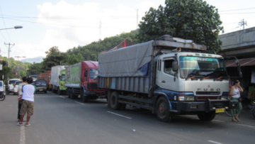 5 Alasan Sopir Truk Jarak Jauh Layak Disebut sebagai Manusia Paling Sabar di Muka Bumi!