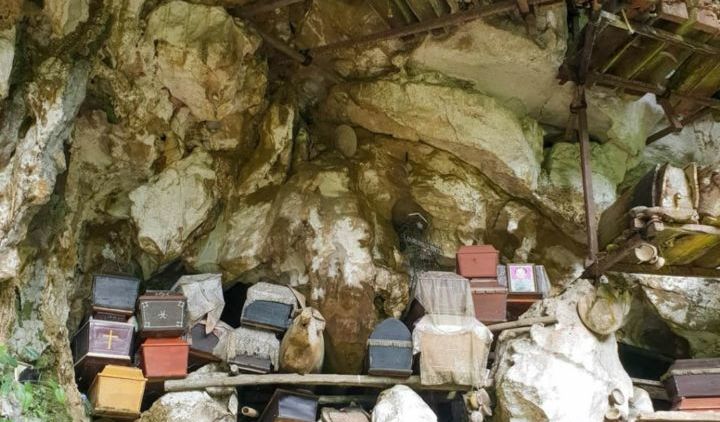 #DiIndonesiaAja-Objek Wisata Anti Mainstream di Toraja, Kubur Batu yang Estetik dan Wajib Dikunjungi!