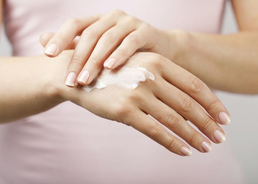 6 Cara Pakai Body Lotion yang Bikin Manfaatnya Jadi Percuma. Kulitmu Tetap Kusam-kusam Aja