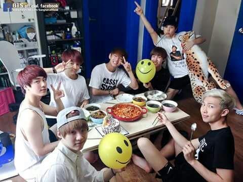 #HipweeDaebak-Waktu Pertama Kali Kenal dengan BTS dan Efek BTS untuk Saya Saat Kesulitan Mengerjakan Skripsi