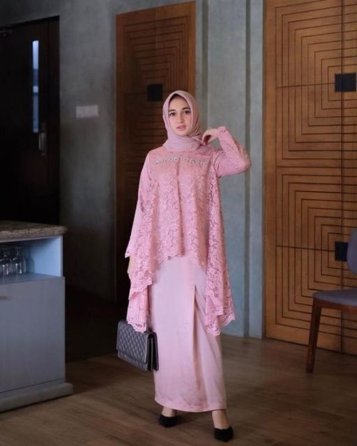 Khusus Buat Pecinta Gaya Feminin, Ini Pesona Kebaya Merah Muda yang Desainnya Elegan!
