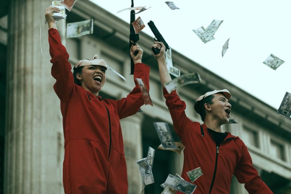 14 Potret Pre-wedding Unik dengan Tema Serial 'Money Heist'. Keren Total, Mirip Adegan Aslinya!