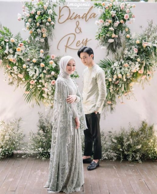 8 Ide Busana Serasi Berwarna Lembut dengan Pasangan. Spesial untuk Momen Lamaran!