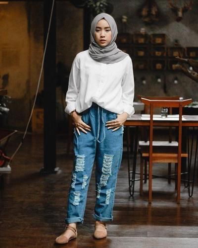 Paling Diminati Cewek Kekinian, Simak 8 Padu Padan Celana Jeans yang Nyentrik Berikut Ini!