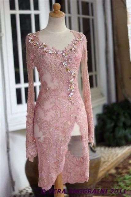 Khusus Buat Pecinta Gaya Feminin, Ini Pesona Kebaya Merah Muda yang Desainnya Elegan!