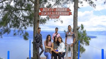 #DiIndonesiaAja-Menyaksikan Keindahan Danau Toba dari Bukit Indah Simarjarunjung