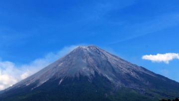 Terlihat Guguran Lava Pijar, Jalur Pendakian Semeru Ditutup Total. Para Pendaki Harap Bersabar!