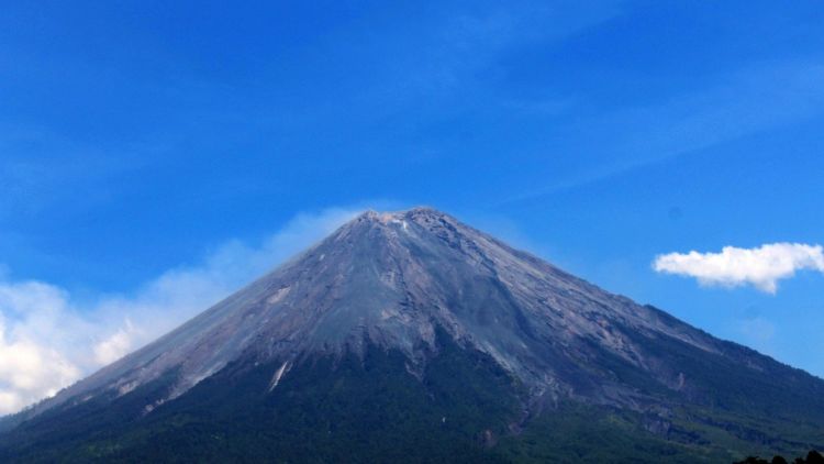 Terlihat Guguran Lava Pijar, Jalur Pendakian Semeru Ditutup Total. Para Pendaki Harap Bersabar!