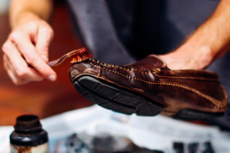 7 Tips Merawat Sepatu Kulit Agar Tak Cepat Mengelupas. Awet Tahunan Berkat Gumpalan Kertas