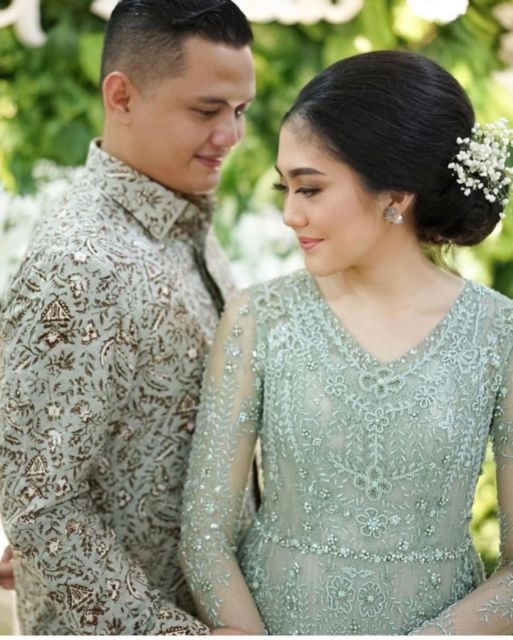 8 Ide Busana Serasi Berwarna Lembut dengan Pasangan. Spesial untuk Momen Lamaran!