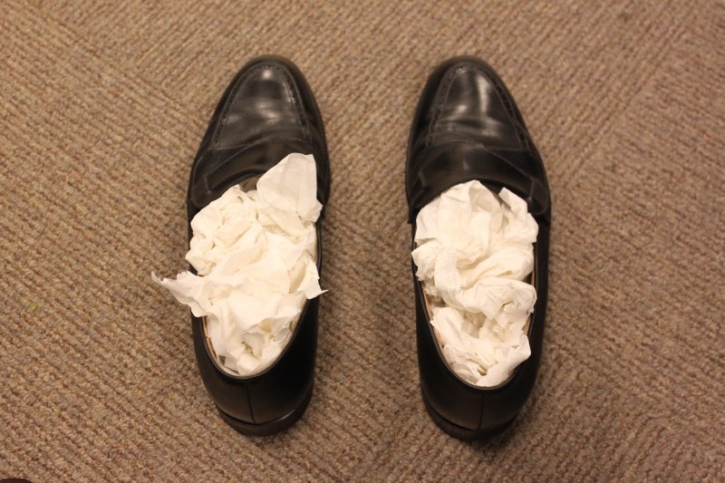 7 Tips Merawat Sepatu Kulit Agar Tak Cepat Mengelupas. Awet Tahunan Berkat Gumpalan Kertas