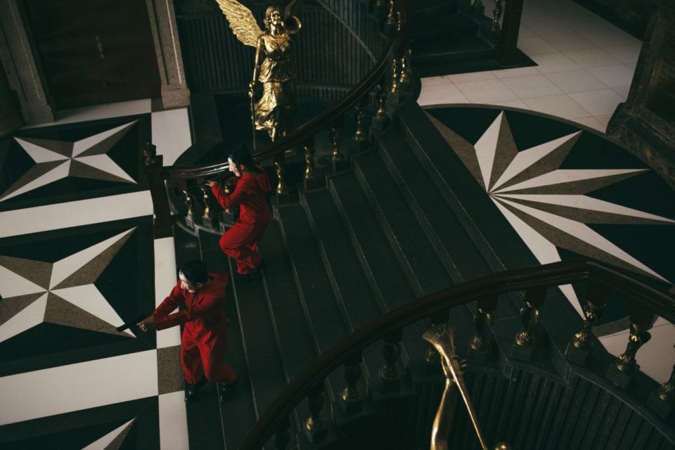 14 Potret Pre-wedding Unik dengan Tema Serial 'Money Heist'. Keren Total, Mirip Adegan Aslinya!