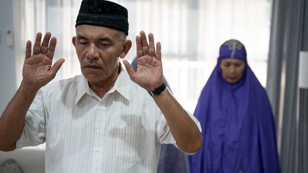 6 Pedoman Sholat Berjamaah di Rumah Sesuai Sunah, Termasuk Pengaturan Safnya yang Benar