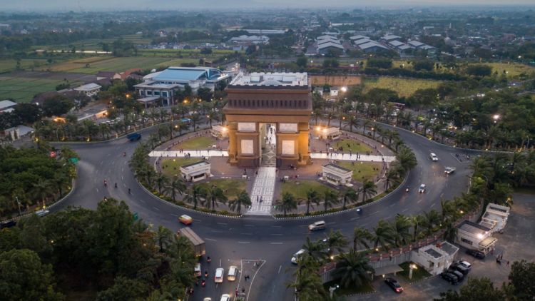#DiIndonesiaAja-Selayang Pandang Kota Kediri. Yuk, Kita Intip Arc De Triomphe di Kota Kediri dan Kerajaan Ratu Buaya Putih