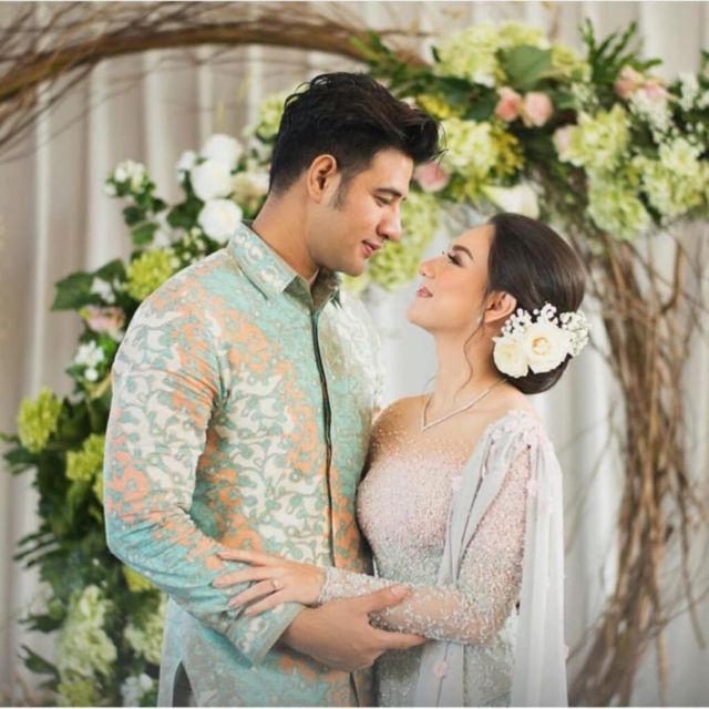 8 Ide Busana Serasi Berwarna Lembut dengan Pasangan. Spesial untuk Momen Lamaran!