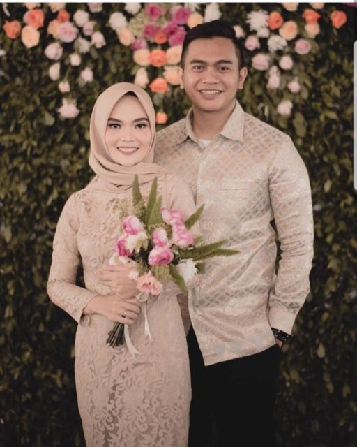 8 Ide Busana Serasi Berwarna Lembut dengan Pasangan. Spesial untuk Momen Lamaran!