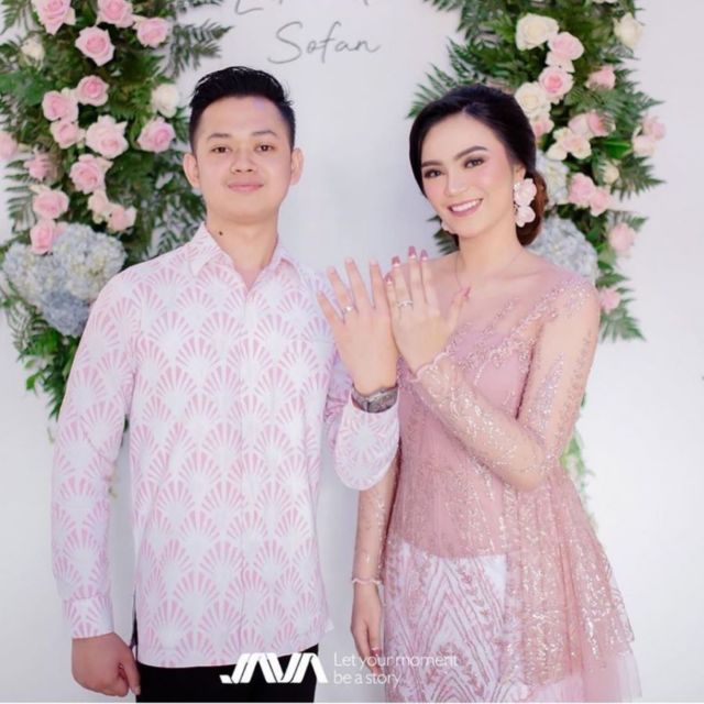 8 Ide Busana Serasi Berwarna Lembut dengan Pasangan. Spesial untuk Momen Lamaran!