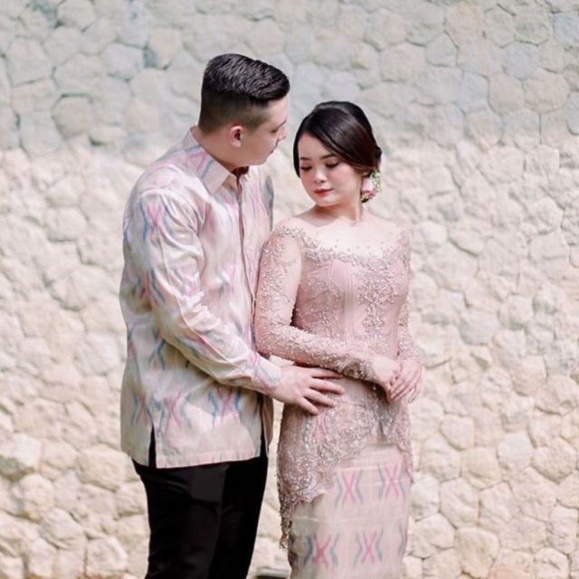 8 Ide Busana Serasi Berwarna Lembut dengan Pasangan. Spesial untuk Momen Lamaran!