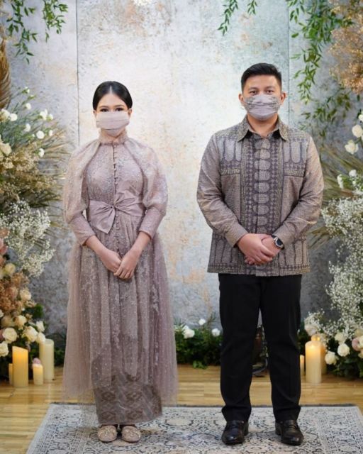 8 Ide Busana Serasi Berwarna Lembut dengan Pasangan. Spesial untuk Momen Lamaran!