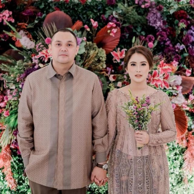 8 Ide Busana Serasi Berwarna Lembut dengan Pasangan. Spesial untuk Momen Lamaran!