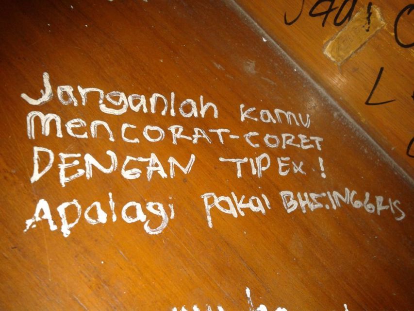 5 Jenis Coretan di Meja Kelas yang Selalu Ada di Masa Sekolah. Udah Kayak Buku Catatan