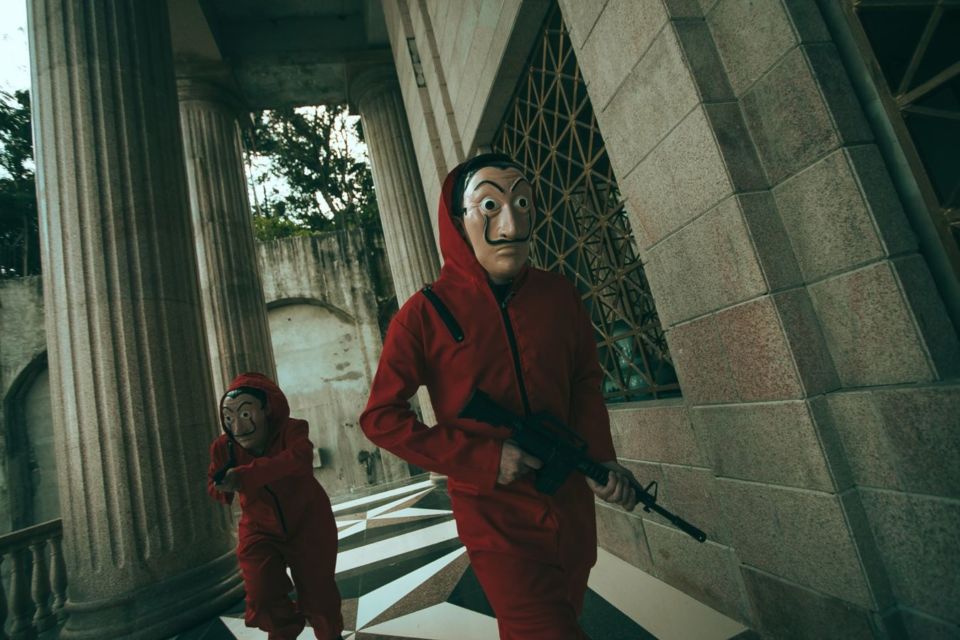 14 Potret Pre-wedding Unik dengan Tema Serial 'Money Heist'. Keren Total, Mirip Adegan Aslinya!
