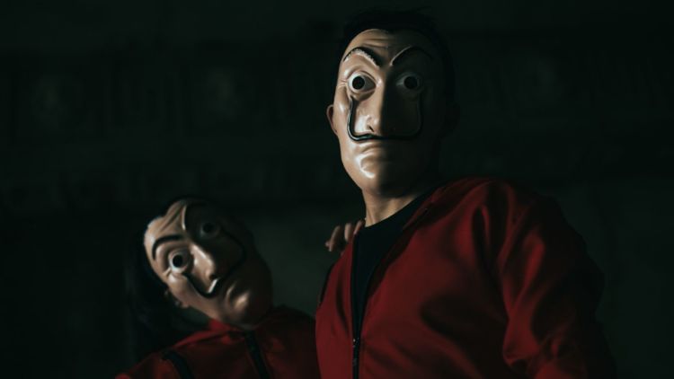 14 Potret Pre-wedding Unik dengan Tema Serial ‘Money Heist’. Keren Total, Mirip Adegan Aslinya!