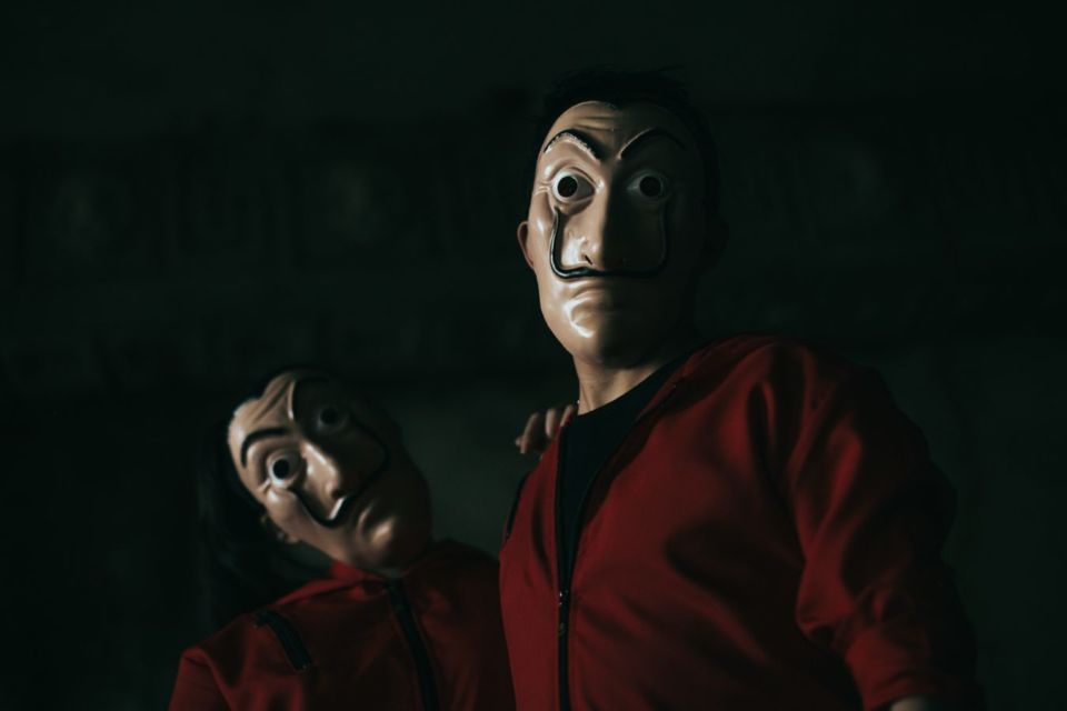 14 Potret Pre-wedding Unik dengan Tema Serial 'Money Heist'. Keren Total, Mirip Adegan Aslinya!