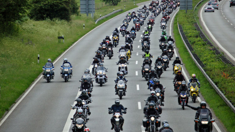 5 Kendaraan Prioritas yang Harus Didahulukan Menurut Undang-Undang. Konvoi Klub Motor Termasuk Nggak?