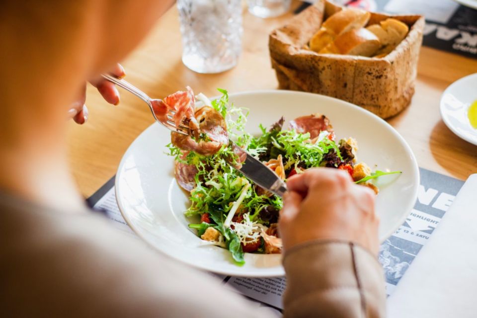 7 Cara Diet Alami Minim Effort yang Nggak Ngoyo. Tanpa Terasa, Bobotmu Sudah Turun Dua Kilo