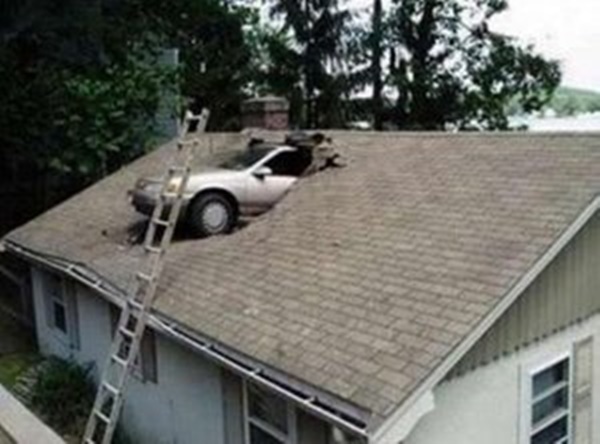 11 Potret Kendaraan Nyangkut di Tempat yang Nggak Semestinya. Kenapa Bisa Sampai Kayak Gitu, ya?