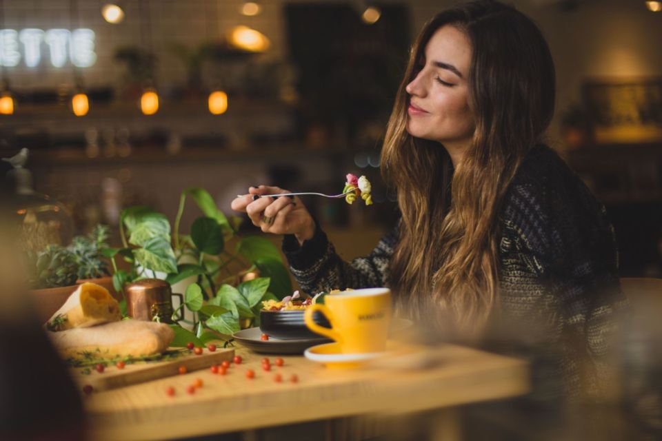 7 Cara Diet Alami Minim Effort yang Nggak Ngoyo. Tanpa Terasa, Bobotmu Sudah Turun Dua Kilo