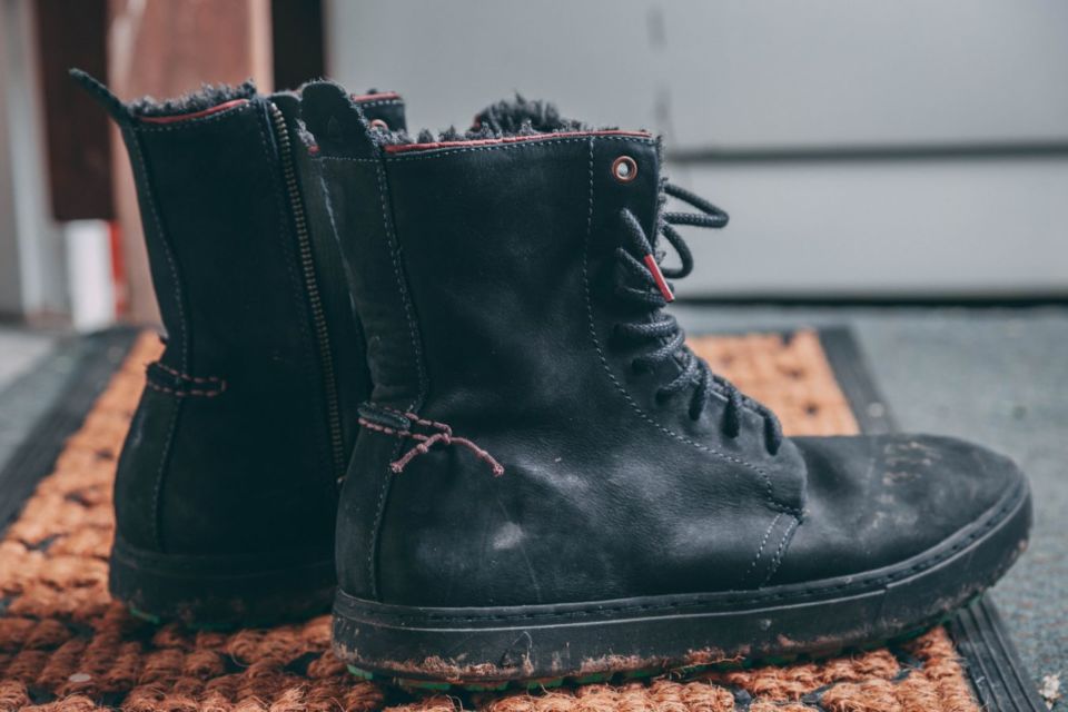7 Tips Merawat Sepatu Kulit Agar Tak Cepat Mengelupas. Awet Tahunan Berkat Gumpalan Kertas