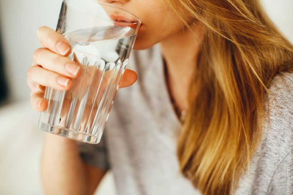 7 Cara Diet Alami Minim Effort yang Nggak Ngoyo. Tanpa Terasa, Bobotmu Sudah Turun Dua Kilo