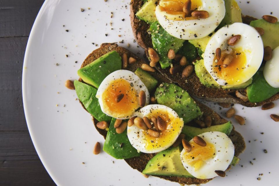 7 Cara Diet Alami Minim Effort yang Nggak Ngoyo. Tanpa Terasa, Bobotmu Sudah Turun Dua Kilo