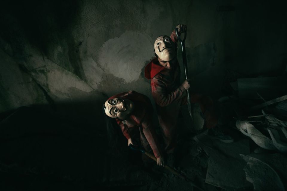 14 Potret Pre-wedding Unik dengan Tema Serial 'Money Heist'. Keren Total, Mirip Adegan Aslinya!