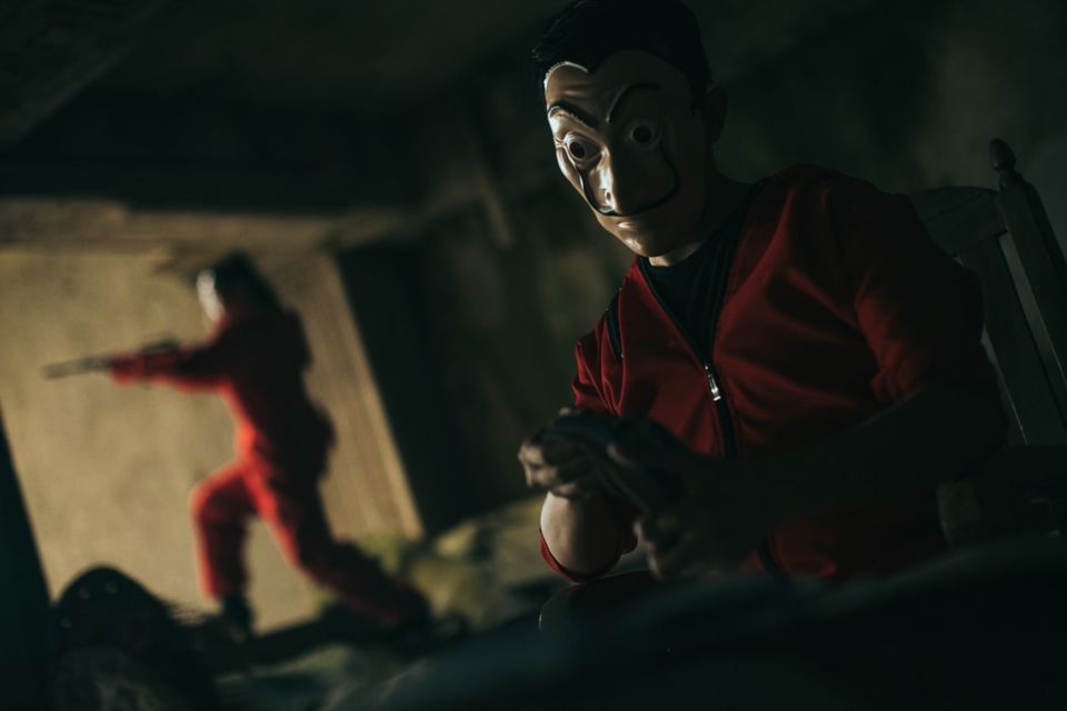 14 Potret Pre-wedding Unik dengan Tema Serial 'Money Heist'. Keren Total, Mirip Adegan Aslinya!